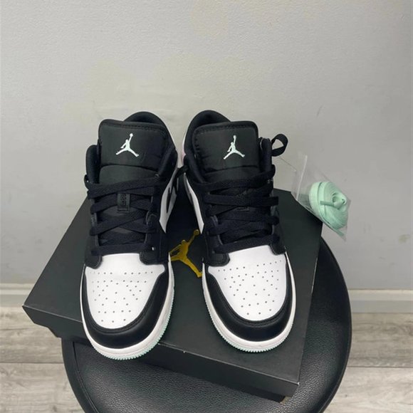 Authentic brand new Air Jordan 1 low - Picture 9 of 11